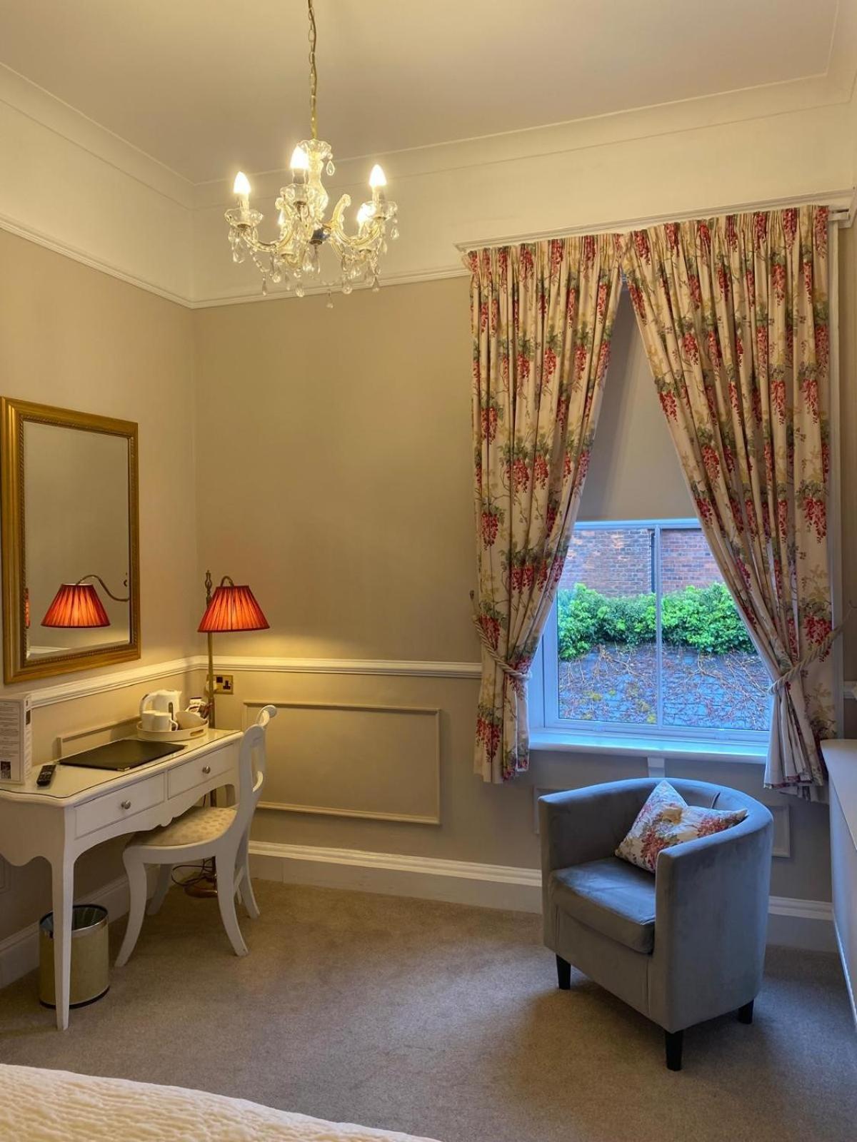 Alexandra Court Hotel Congleton Esterno foto